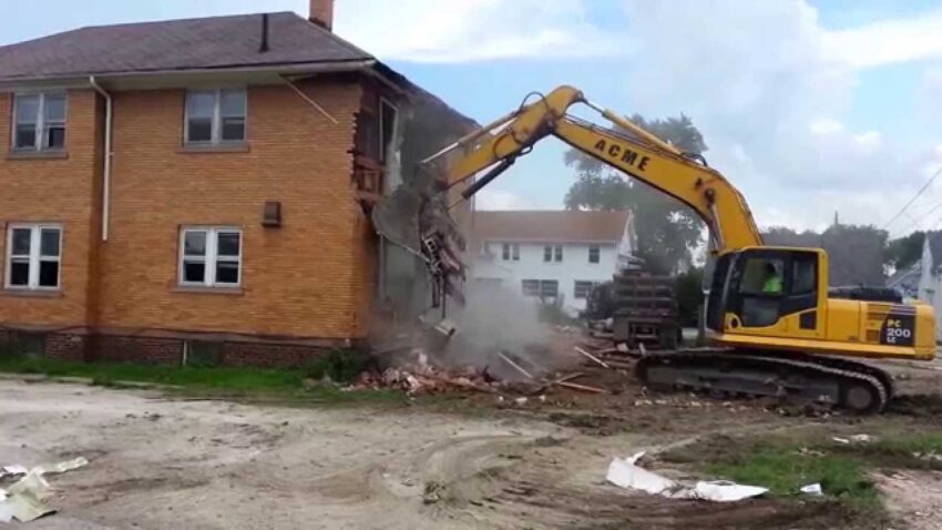 I Came to Repair My Recently Deceased Grandfather's House, but Found Builders Demolishing It