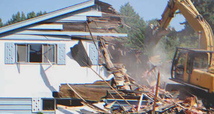 Millionaire Demolishes Old Man’s House, Unexpectedly Sees His Childhood Photo among Ruins